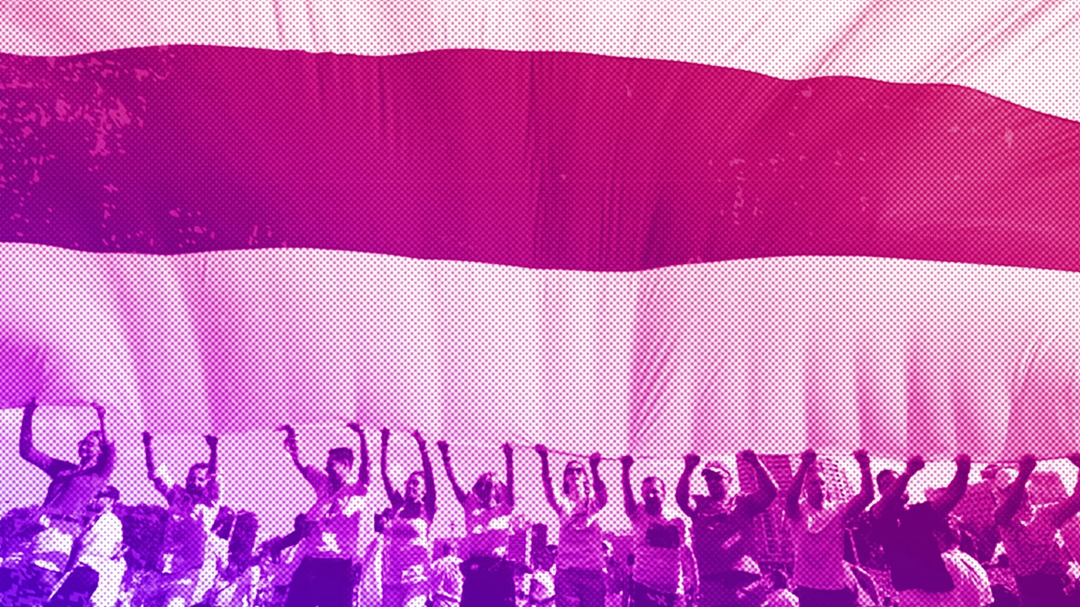 Partidarios de la oposición ondean una bandera rojiblanca mientras se concentran en el centro de Minsk, agosto de 2020.