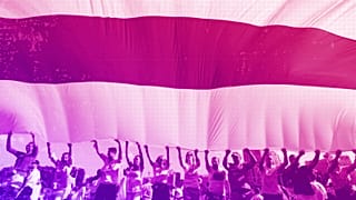 Anhänger der Opposition schwenken eine rot-weiße Flagge bei einer Kundgebung im Zentrum von Minsk, August 2020