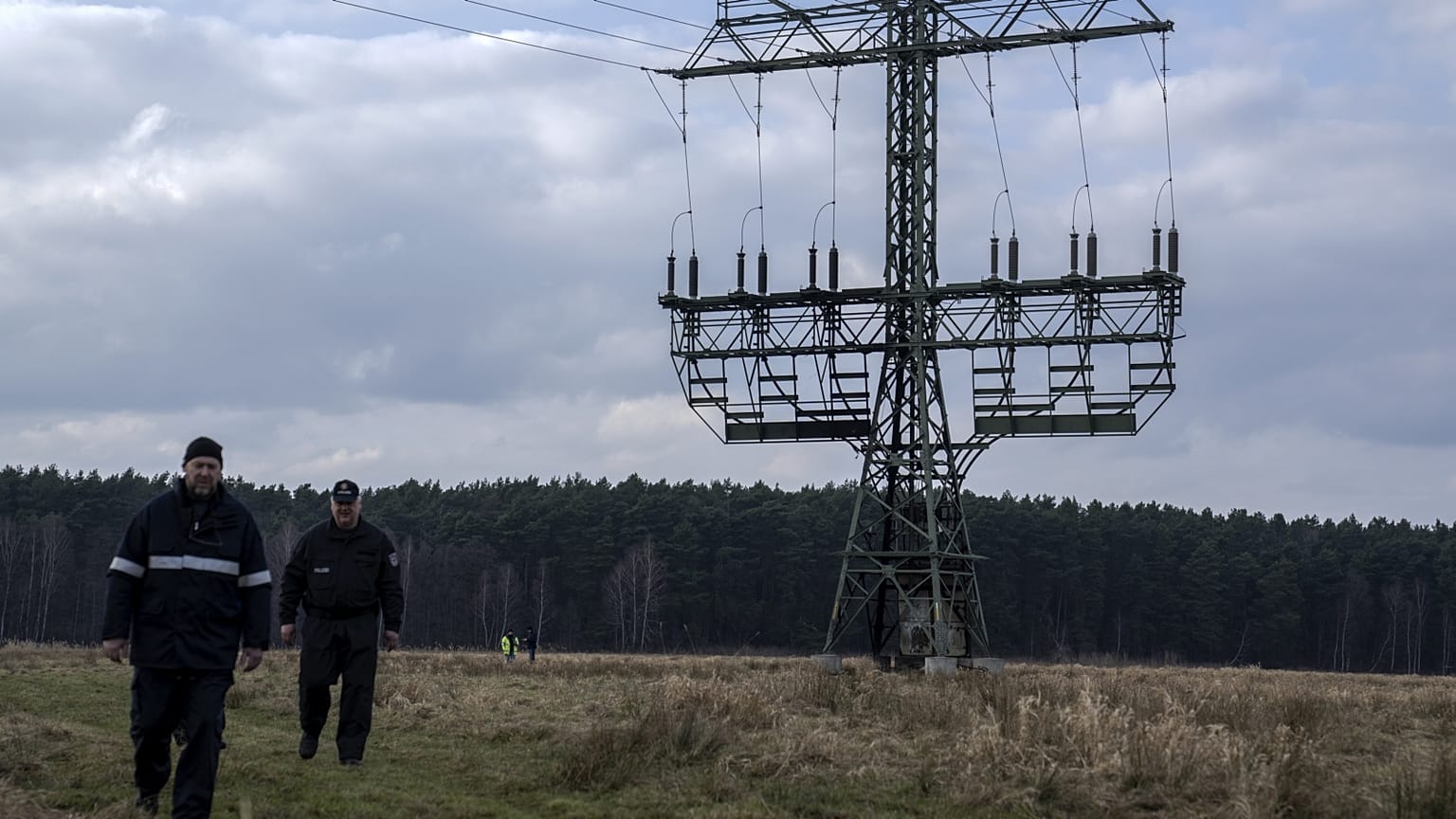 Német rendőrök a Tesla gyárnál lévő nagyfeszültségű távvezetéknél