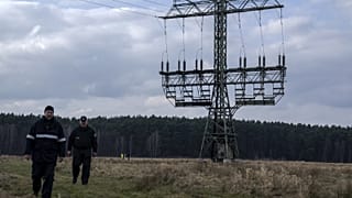 Német rendőrök a Tesla gyárnál lévő nagyfeszültségű távvezetéknél