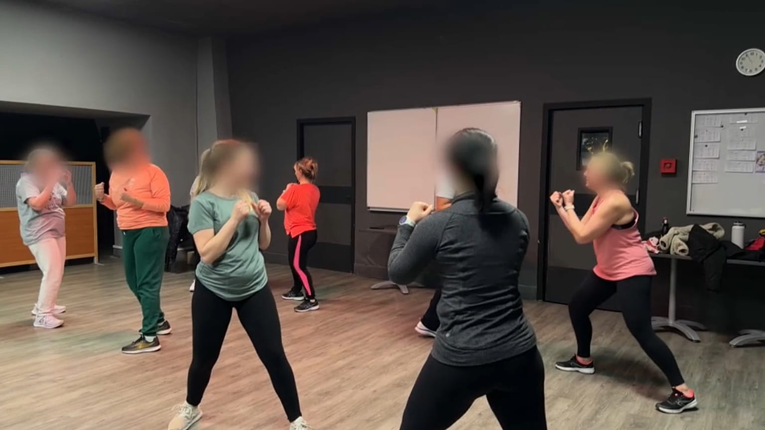 Clase de defensa de la organización Boxeo Renovado en Lyon, Francia.