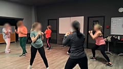 Clase de defensa de la organización Boxeo Renovado en Lyon, Francia.