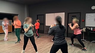 Clase de defensa de la organización Boxeo Renovado en Lyon, Francia.