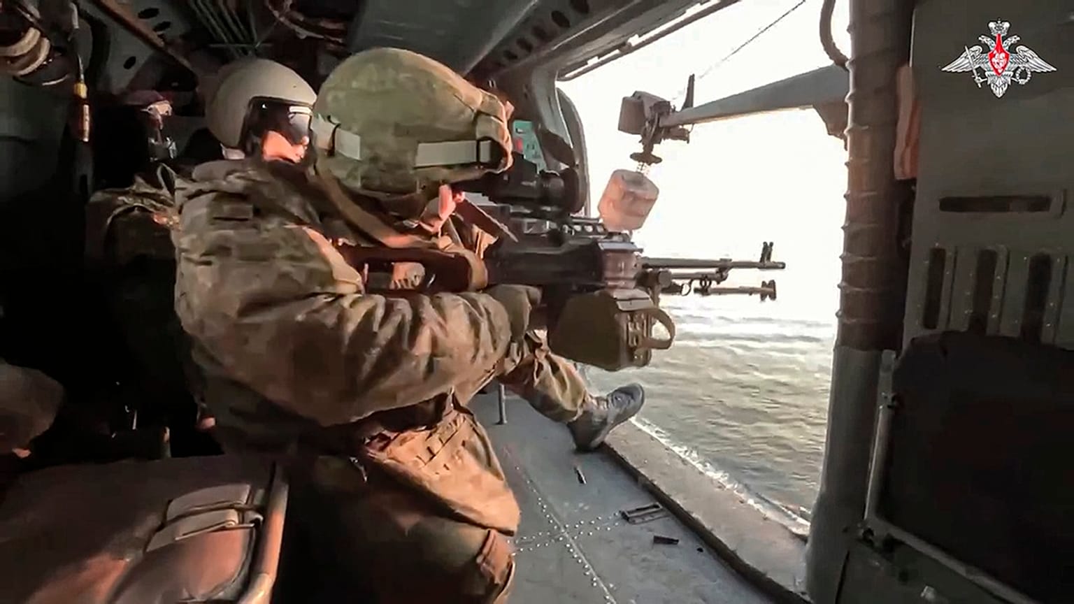 Imagen del Ministerio de Defensa ruso el 5 de enero de 2024, en la que se ven soldados rusos disparando desde un helicóptero Ka-27 de la Flota rusa del Mar Negro.