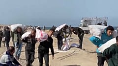 الفلسطينيون يتجمعون للحصول على المساعدات الإنسانية 