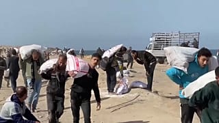 الفلسطينيون يتجمعون للحصول على المساعدات الإنسانية 