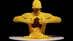  „Yellow“ besteht aus 10.014 gelben Legosteinen und symbolisiert die persönliche Befreiung des Autors.