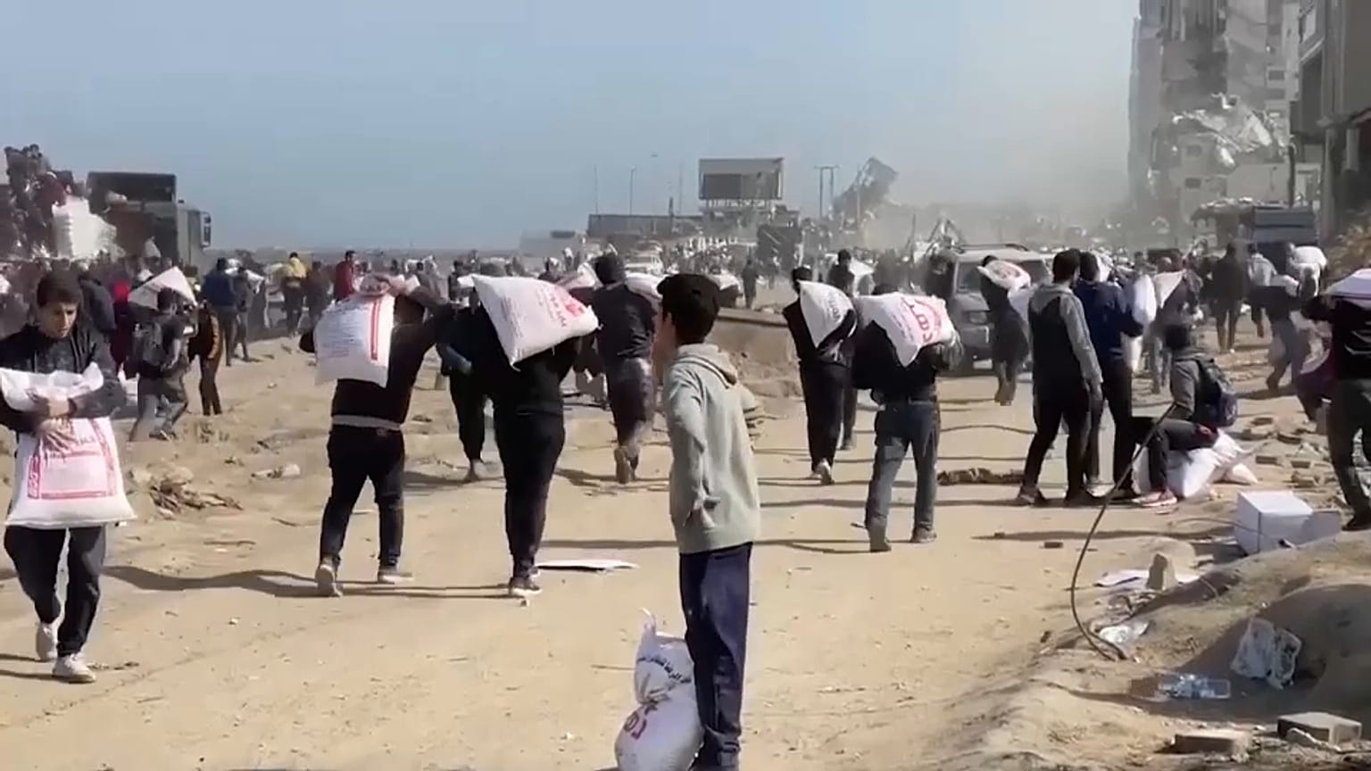 الفلسطينيون يتجمعون من أجل الحصول على المساعدات 