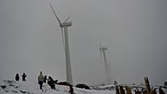 Nieve cerca de aerogeneradores en la montaña de El Perdón, norte de España.