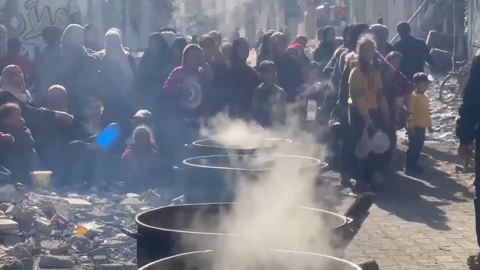فلسطينيون في بيت لاهيا شمال غزة ينتظرون تناول وجبات للطعام. 2024/03/06