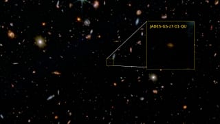 Imagem JWST em falsa cor de uma pequena fração do campo GOODS Sul, com JADES-GS-z7-01-QU em destaque. 