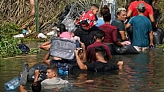 Venezuelalı göçmenler Rio Grande nehrini geçiyor (arşiv)