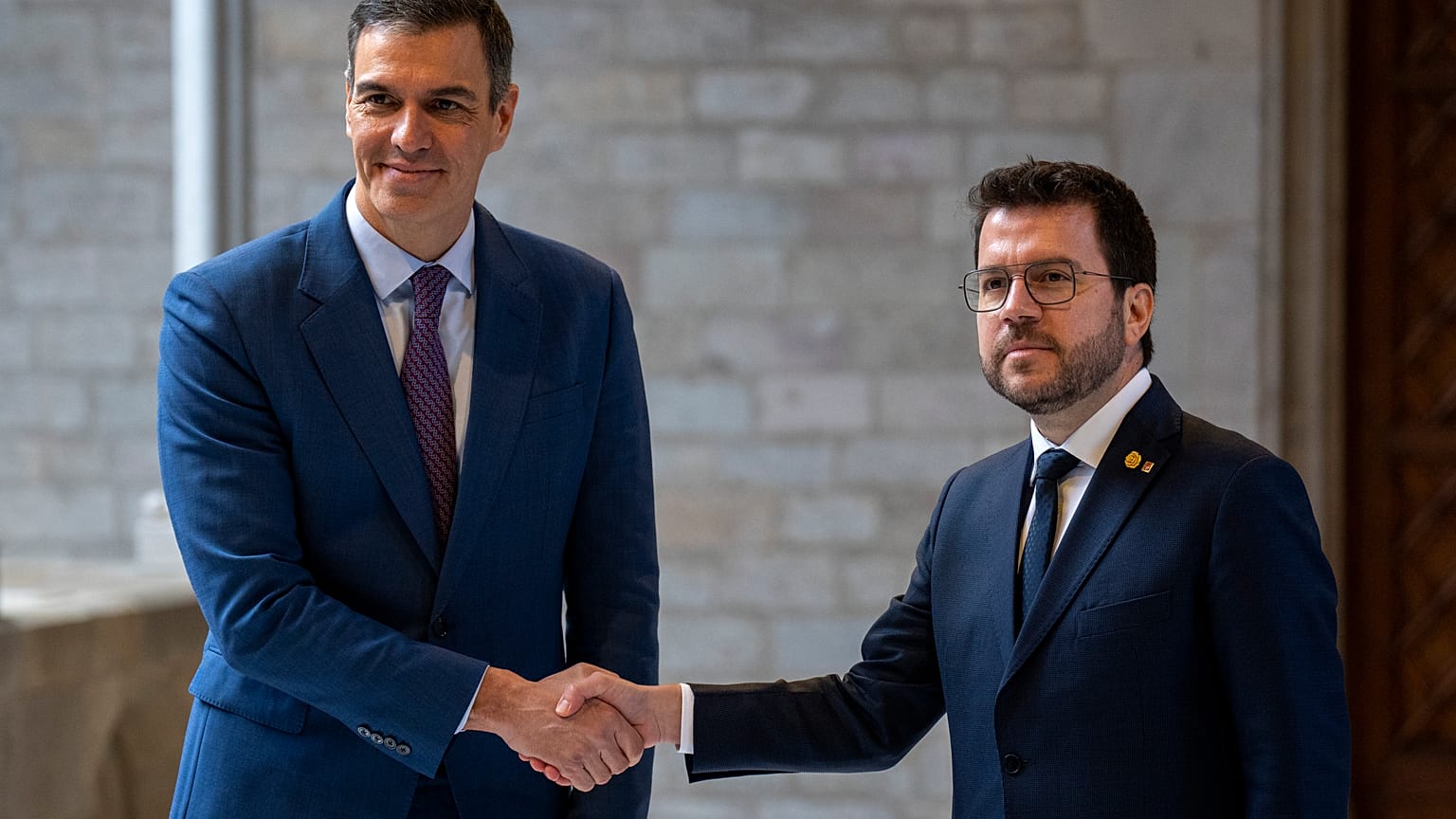 El primer ministro español, Pedro Sánchez (izquierda), con el presidente de Cataluña, Pere Aragonés, durante una reunión en Barcelona, ​​España, el 21 de diciembre de 2023.