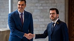 El primer ministro español, Pedro Sánchez (izquierda), con el presidente de Cataluña, Pere Aragonés, durante una reunión en Barcelona, ​​España, el 21 de diciembre de 2023.