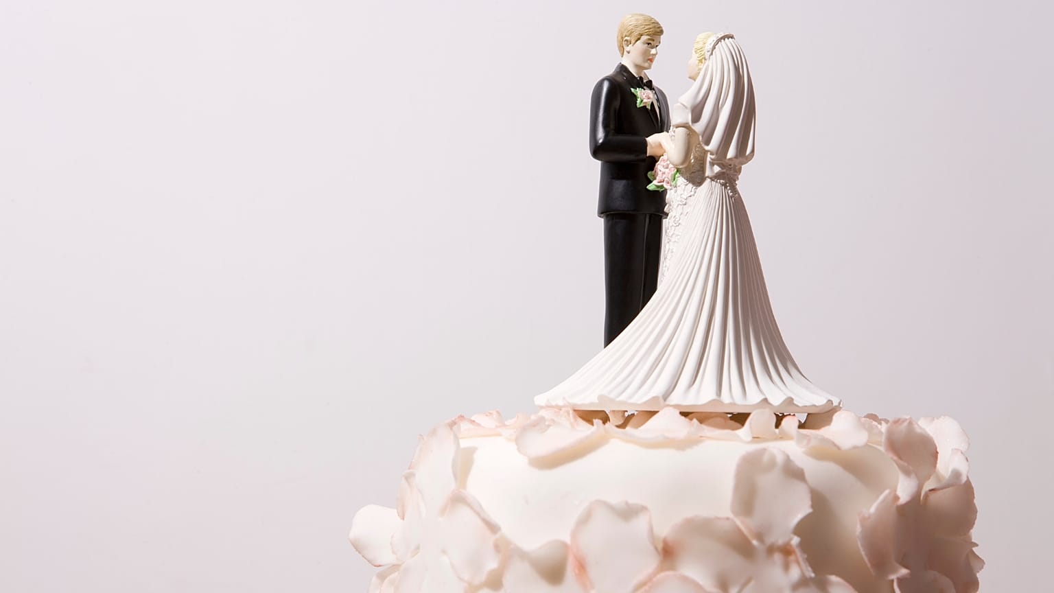 Les deux référendums ont symboliquement lieu le 8 mars, journée internationale des droits des femmes. Ils portent sur la définition du mariage et de la place des femmes.
