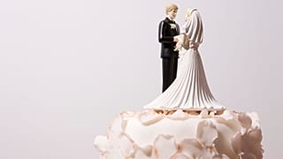 Les deux référendums ont symboliquement lieu le 8 mars, journée internationale des droits des femmes. Ils portent sur la définition du mariage et de la place des femmes.