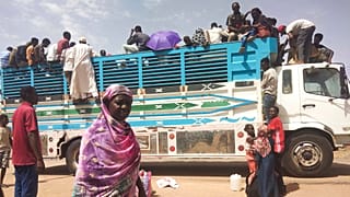 İnsanlar 19 Haziran 2023 tarihinde Sudan'ın Hartum kentinden ayrılırken bir kamyona biniyor.