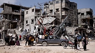 Bei einem israelischen Luftangriff ist ein Wohnhaus im Flüchtlingslager in Deir al Balah, südwestlich von Gaza-Stadt, zerstört worden. Mindestens 15 Menschen wurden getötet.
