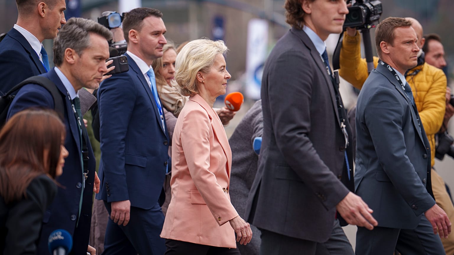 La Presidente della Commissione europea Ursula von der Leyen cammina verso la sede del Congresso del PPE a Bucarest, Romania, mercoledì 6 marzo 2024. 