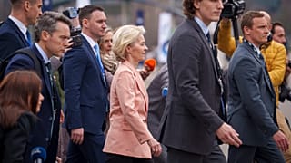 Die Präsidentin der Europäischen Kommission, Ursula von der Leyen, geht am Mittwoch, 6. März 2024, zum Veranstaltungsort des EVP-Parteitags in Bukarest, Rumänien. 