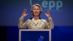 A Presidente da Comissão Europeia, Ursula von der Leyen, caminha para o local do Congresso do PPE em Bucareste, Roménia, quarta-feira, 6 de março de 2024. 