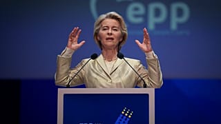 A Presidente da Comissão Europeia, Ursula von der Leyen, caminha para o local do Congresso do PPE em Bucareste, Roménia, quarta-feira, 6 de março de 2024.