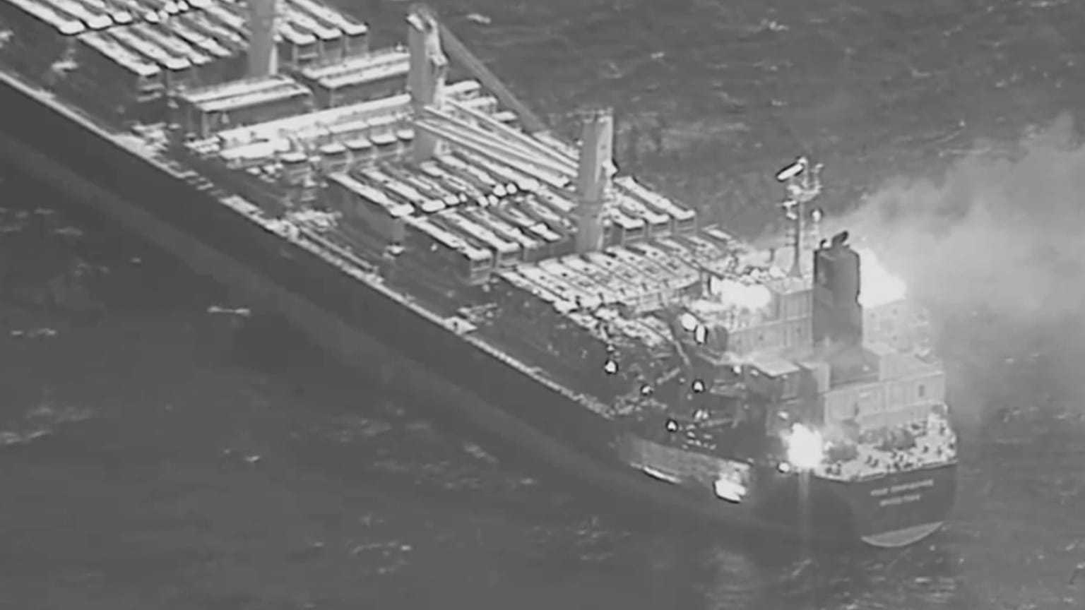 Imagem divulgada pelo Comando Central das Forças Armadas dos EUA mostra fogo a bordo do graneleiro True Confidence após um ataque com mísseis dos rebeldes Houthi no Golfo de Áden, a 6 de março de 2024.