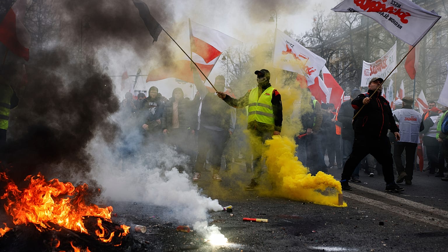 Des agriculteurs polonais, des chasseurs et leurs sympathisants manifestent à Varsovie, en Pologne.