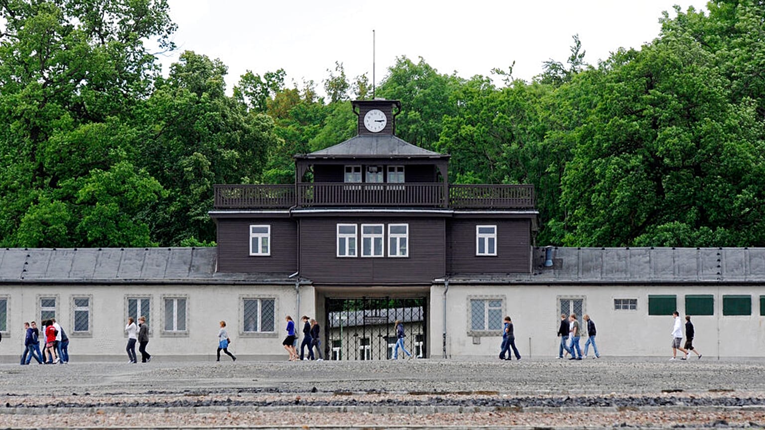 An der Gedenkstätte Buchenwald wurden Hackenkreuze and die Wand gemalt.
