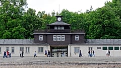An der Gedenkstätte Buchenwald wurden Hackenkreuze and die Wand gemalt.