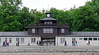 An der Gedenkstätte Buchenwald wurden Hackenkreuze and die Wand gemalt.
