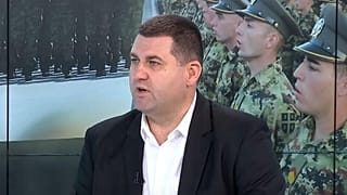 Novica Antić  egy szerb tévéstúdióban