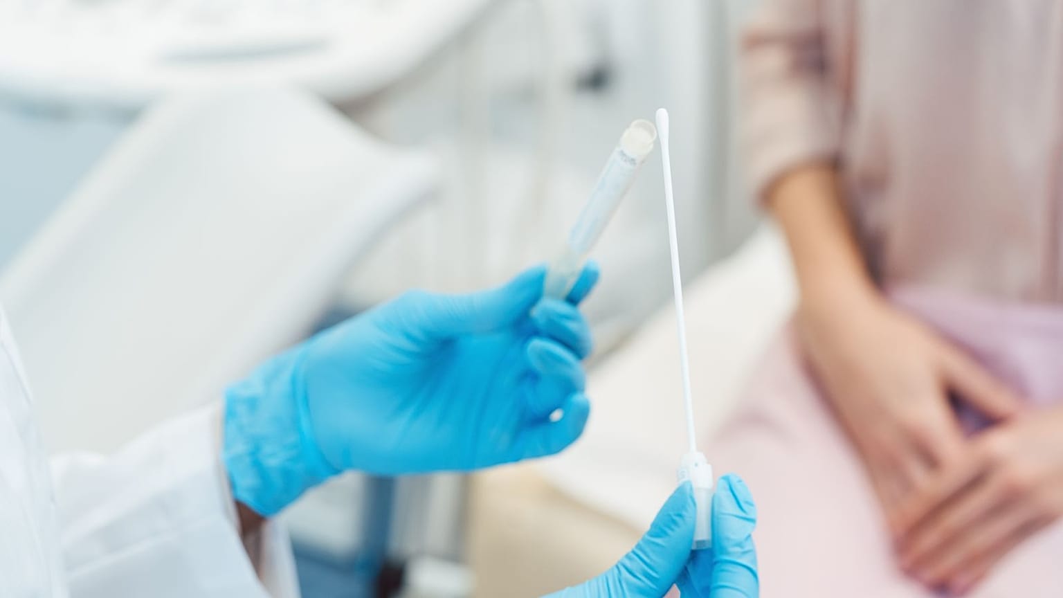 Cinsel yolla bulaşan hastalıklar için testi hazırlayan bir sağlık çalışanı