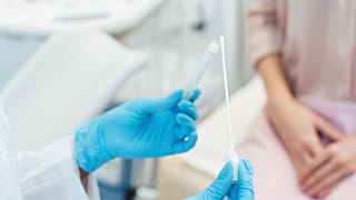 Cinsel yolla bulaşan hastalıklar için testi hazırlayan bir sağlık çalışanı