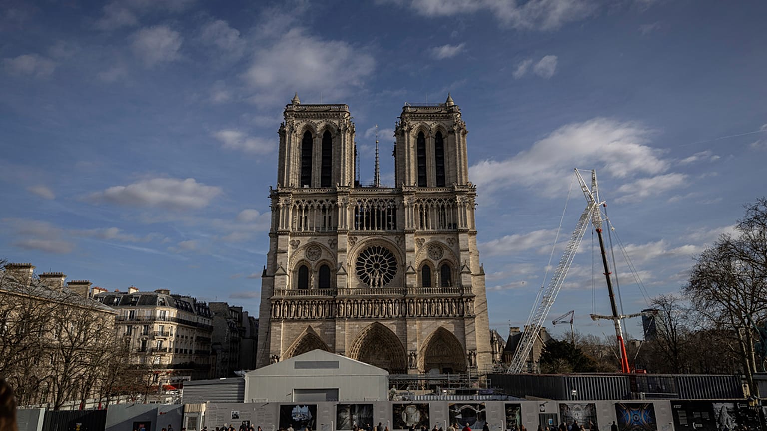 Zajlik a Notre Dame felújítása Párizsban