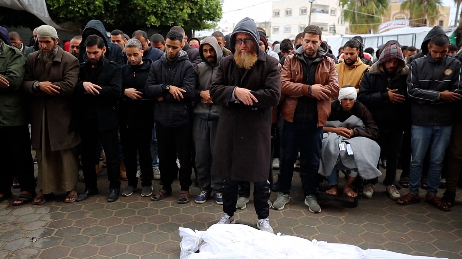 جنازة 16 شخصاً قُتلوا جرّاء غارة إسرائيلية على مخيم دير البلح في غزة