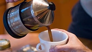 بيتر شميدت يصب القهوة في فنجان