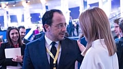 Ο ΝΙΚΟΣ ΧΡΙΣΤΟΔΟΥΛΙΔΗΣ ΣΥΖΗΤΑ ΜΕ ΤΗΝ ΦΕΝΤΕΡΙΚΑ ΜΟΓΚΕΡΙΝΙ ΣΤΟ ΠΕΡΙΘΩΡΙΟ ΤΟΥ ΣΥΝΕΔΡΙΟΥ ΤΟΥ ΕΛΚ
