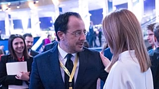 Ο ΝΙΚΟΣ ΧΡΙΣΤΟΔΟΥΛΙΔΗΣ ΣΥΖΗΤΑ ΜΕ ΤΗΝ ΦΕΝΤΕΡΙΚΑ ΜΟΓΚΕΡΙΝΙ ΣΤΟ ΠΕΡΙΘΩΡΙΟ ΤΟΥ ΣΥΝΕΔΡΙΟΥ ΤΟΥ ΕΛΚ