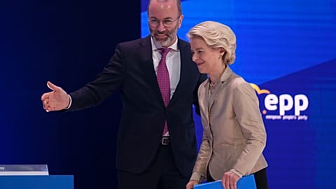 Manfred Weber de Alemania y la presidenta de la Comisión Europea, Ursula von der Leyen, en el Congreso del PPE en Bucarest, Rumania, el jueves 7 de marzo de 2024.