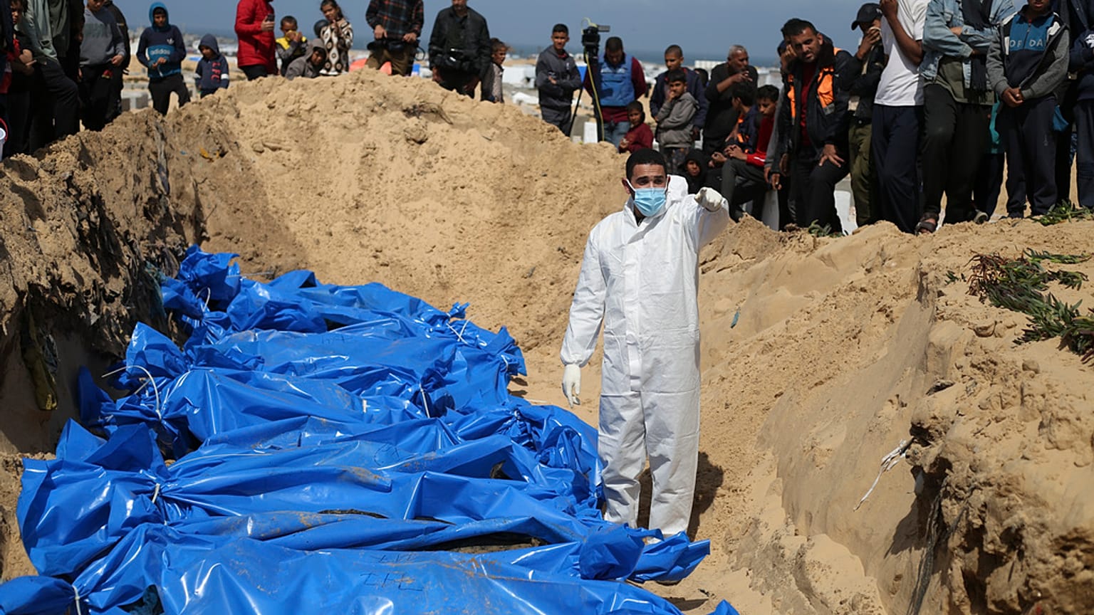 İsrail'in Gazze'ye yönelik saldırılarında hayatını kaybeden Filistinliler, toplu olarak toprağa verilirken