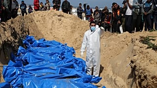 İsrail'in Gazze'ye yönelik saldırılarında hayatını kaybeden Filistinliler, toplu olarak toprağa verilirken