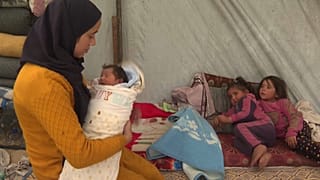 أم فلسطينية مع رضيعها في رفح - غزة. 2024/03/07