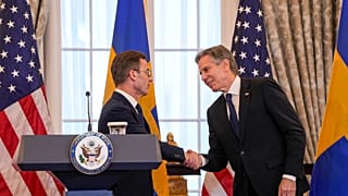 Az amerikai külügyminiszter kezet ráz a svéd miniszterelnökkel a Fehér Házban csütörtökön