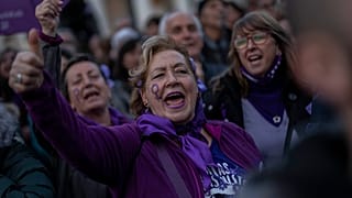 Manifestantes asisten a una manifestación por el Día Internacional de la Mujer en Madrid, el miércoles 8 de marzo de 2023.