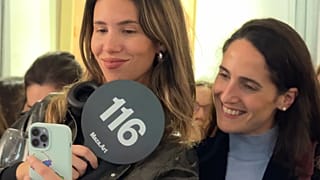Dos jovenes asisten a una subasta de Maza Art en Madrid