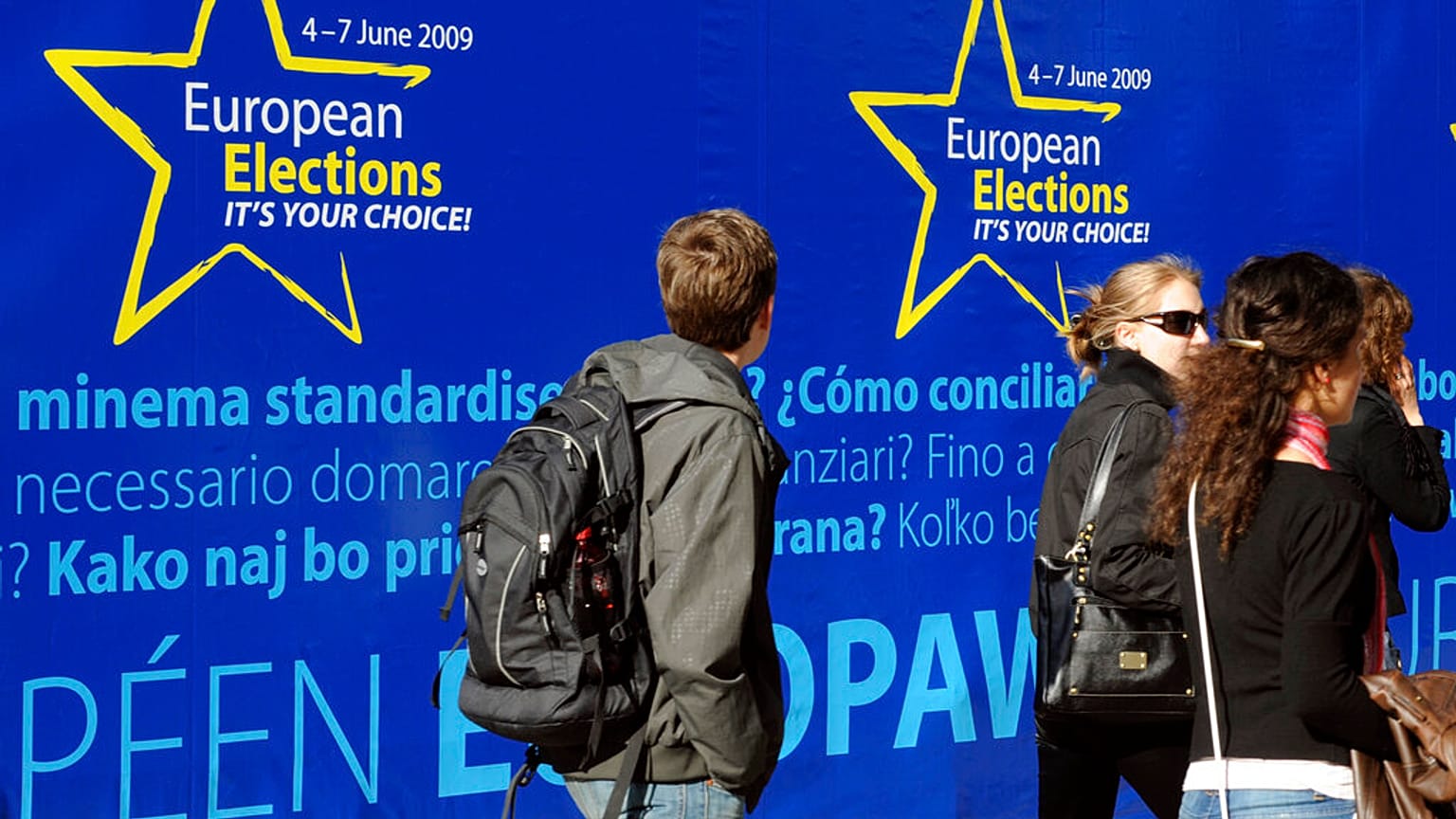 La gente pasa junto a un cartel que anuncia las elecciones europeas frente a la sede de la Comisión de la UE en Bruselas, el viernes 8 de mayo de 2009.