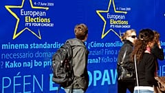 La gente pasa junto a un cartel que anuncia las elecciones europeas frente a la sede de la Comisión de la UE en Bruselas, el viernes 8 de mayo de 2009.