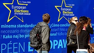 В кулуарах съезда Европейской народной партии, на фоне предвыборных плакатов 
