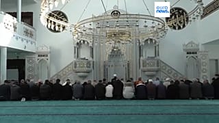 A mesquita Kanuni Sultan Süleyman alberga 600 fiéis de todas as origens. 